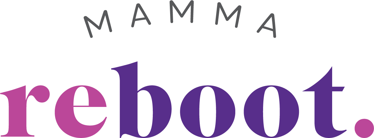 Textbild med ordet "reboot" i stora bokstäver i rosa och lila färger, samt orden "MAMMA" i mindre bokstäver ovanför.