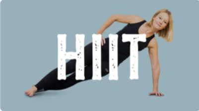 Kvinna gör en träningsövning på golvet med texten 'HIIT' framför henne.