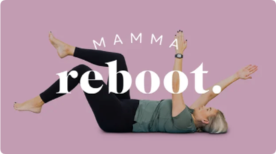En person som ligger på rygg med armar och ben utsträckta, mot en rosa bakgrund med texten "MAMMA reboot".