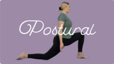En kvinna som utför ett stretchingövning i lila och grönt, med texten 'Postural' i bakgrunden.