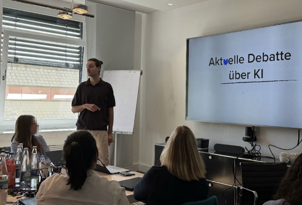 Maximilian Immer leitet einen KI-Workshop in Köln