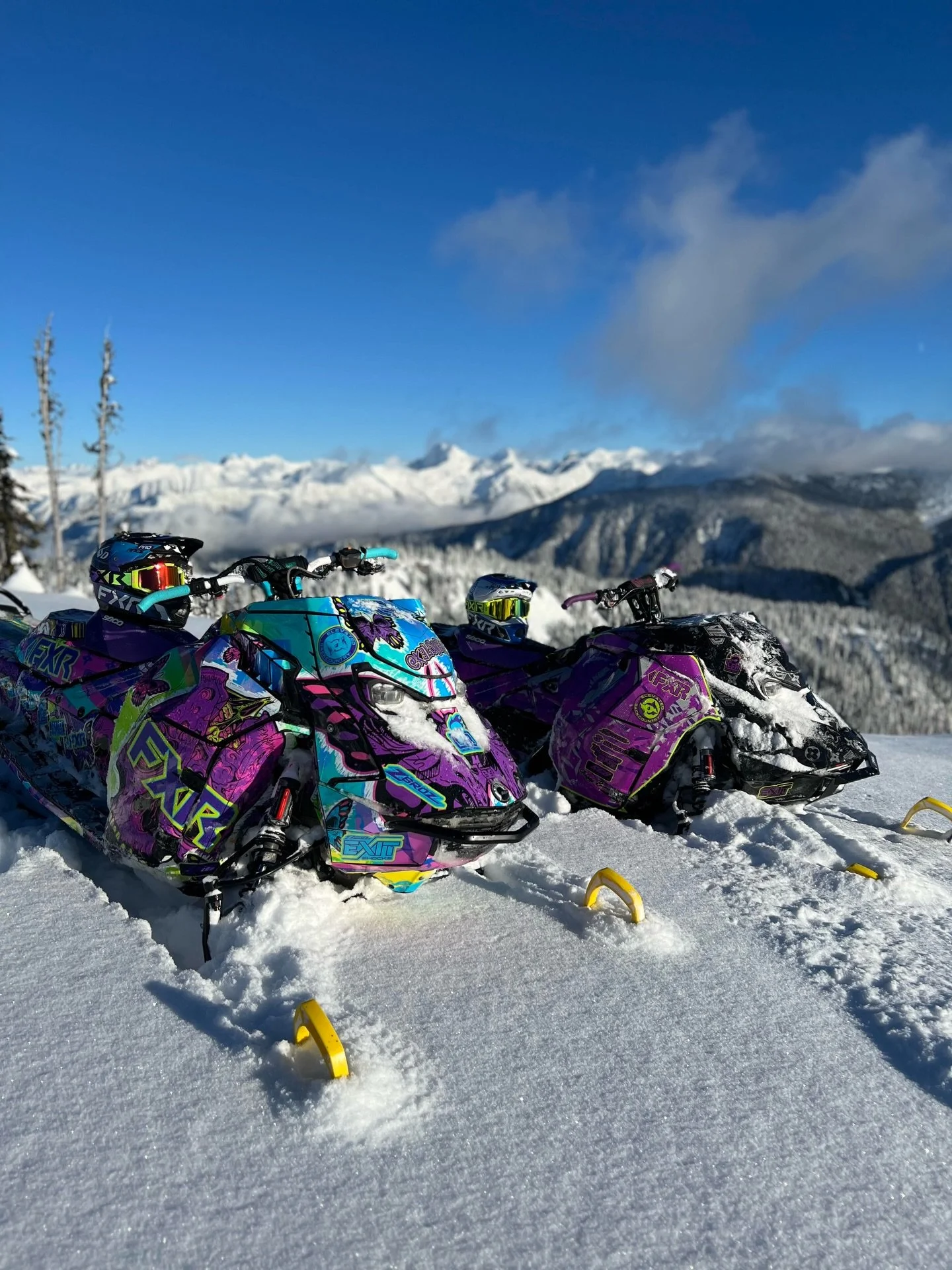 Stealth wraps in their natural habitat, high, cold, and absolutely dialed.

If your sled doesn&rsquo;t look like this at the summit&hellip; let&rsquo;s fix that.

#StealthGraphics #SledLife #BackcountrySledding