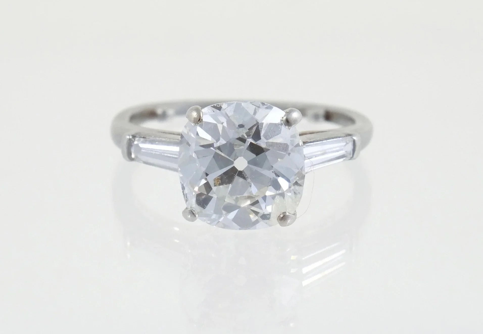 OLD EUROPEAN CUT DIAMOND RING 
Approx. 2.7 carats, G-H colour, SI1 Clarity 
$10,000-15,000