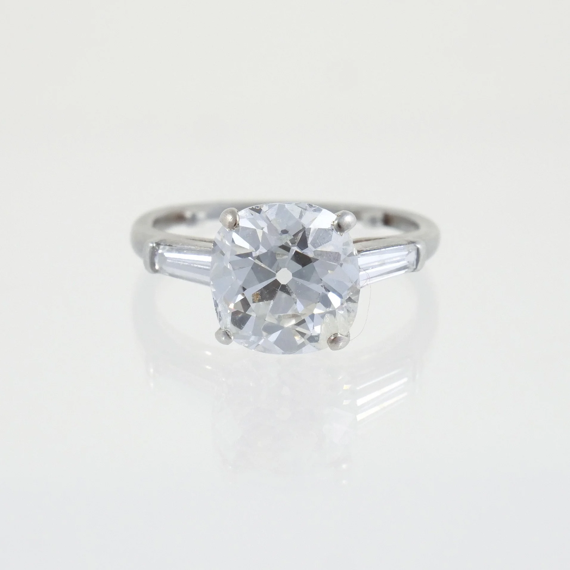 OLD EUROPEAN CUT DIAMOND RING 
Approx. 2.7 carats, G-H colour, SI1 Clarity 
$10,000-15,000