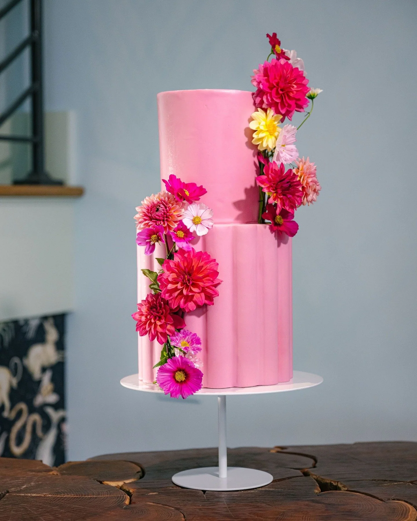 I've been waiting for two years to find the perfect client who would love a scalloped edge cake as much as I do...
Cake: @malihacakery 
Photo: @meredith_coe 
Florals: @steelcutflowerco @steelcut_va 
Venue: @merriemillfarmandvineyard 
Catering: @theca
