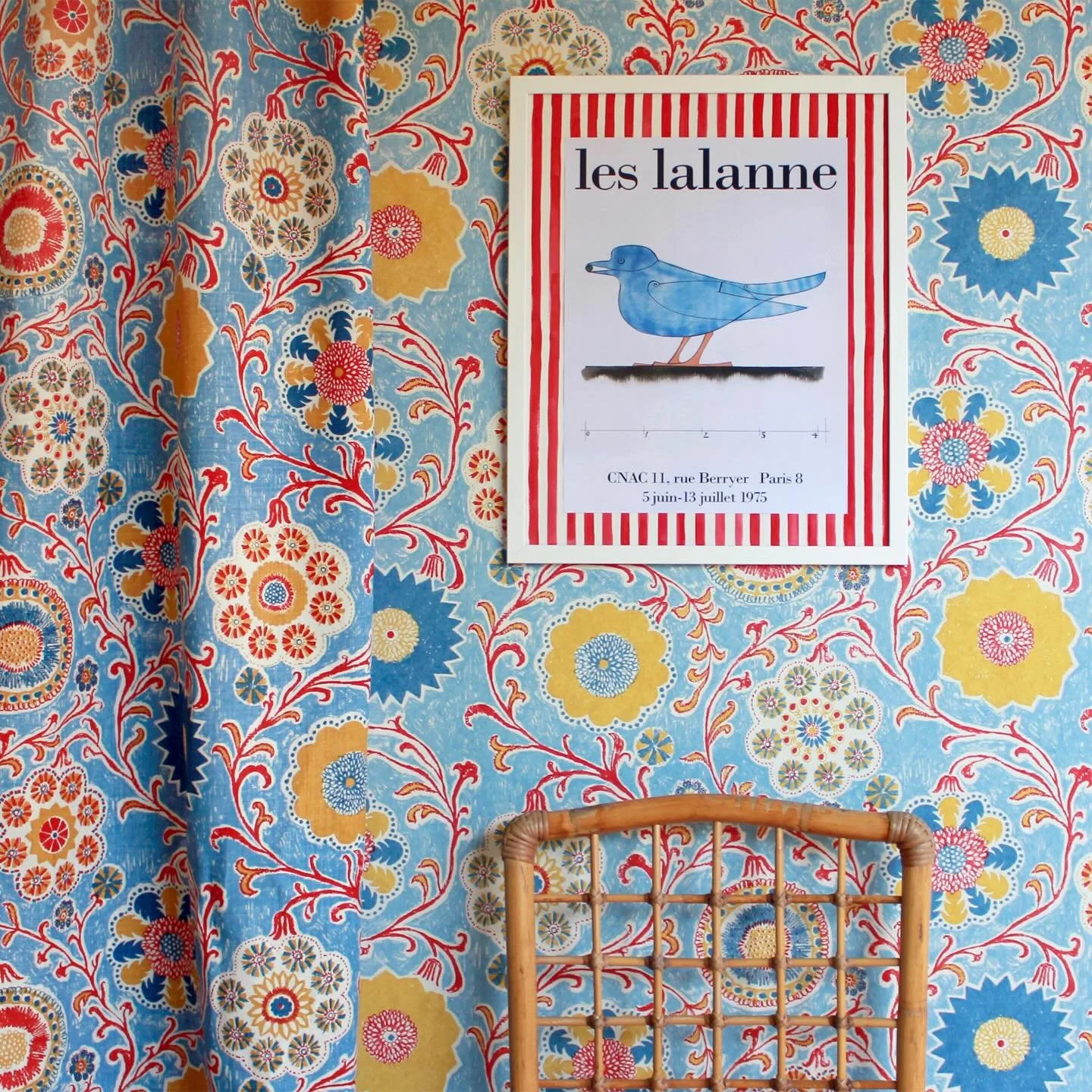 No Monday blues here 🍋💙

Just playful climbing vines, abstract hanging fruit and flowers, and all the cheerful charm. 

Nomad wallpaper in jamboree by @ellenmerchant is also available in a matching fabric 

See the full collection at La Maison Loui