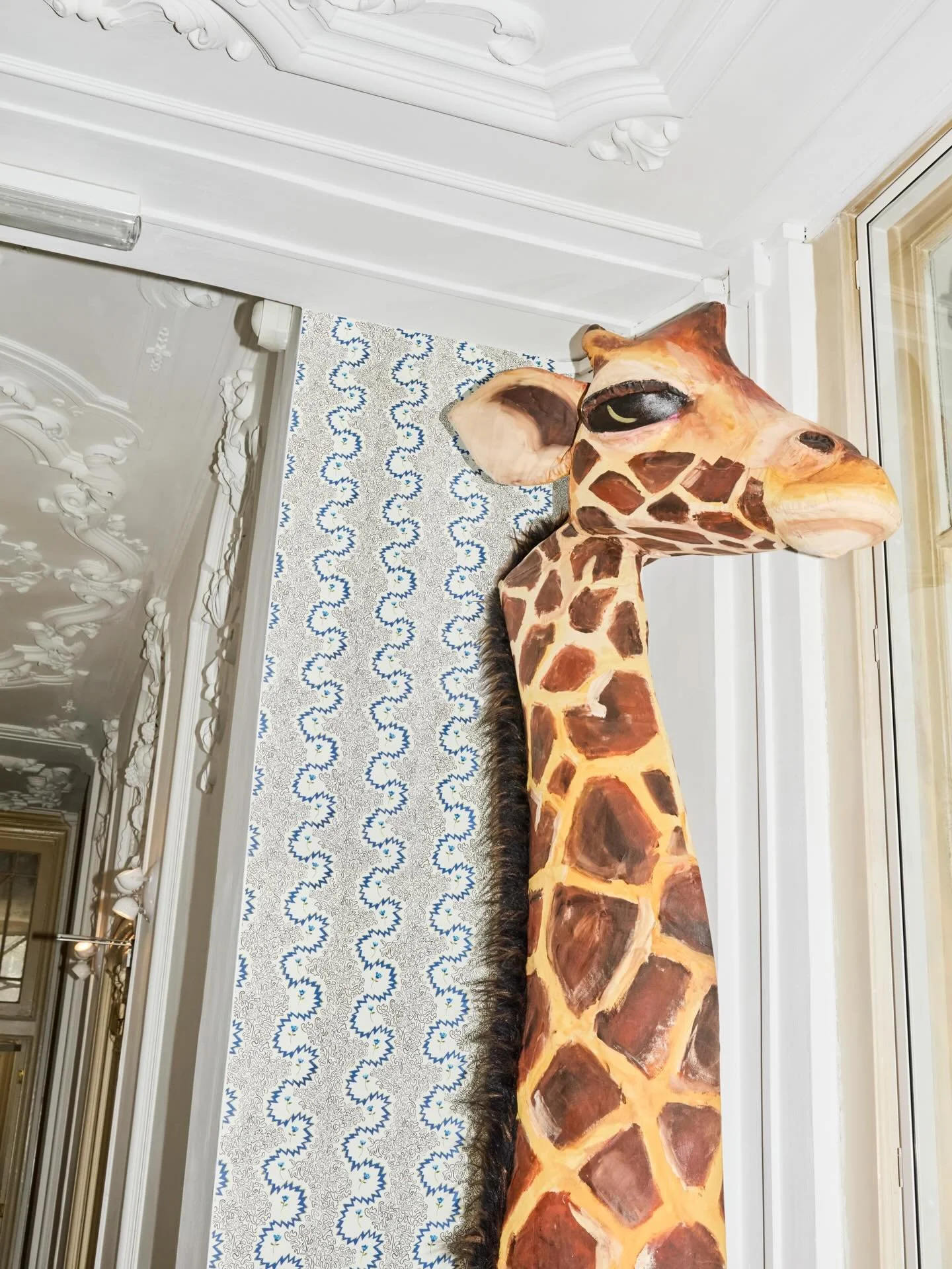 When you want a space to feel dynamic yet serene 💙

Bringing together the geometry of sharp, rhythmic angles with the softness of organic coral and floral forms.

Floral Zigzag in slate blue by @franquemont.london is also available in a matching fab