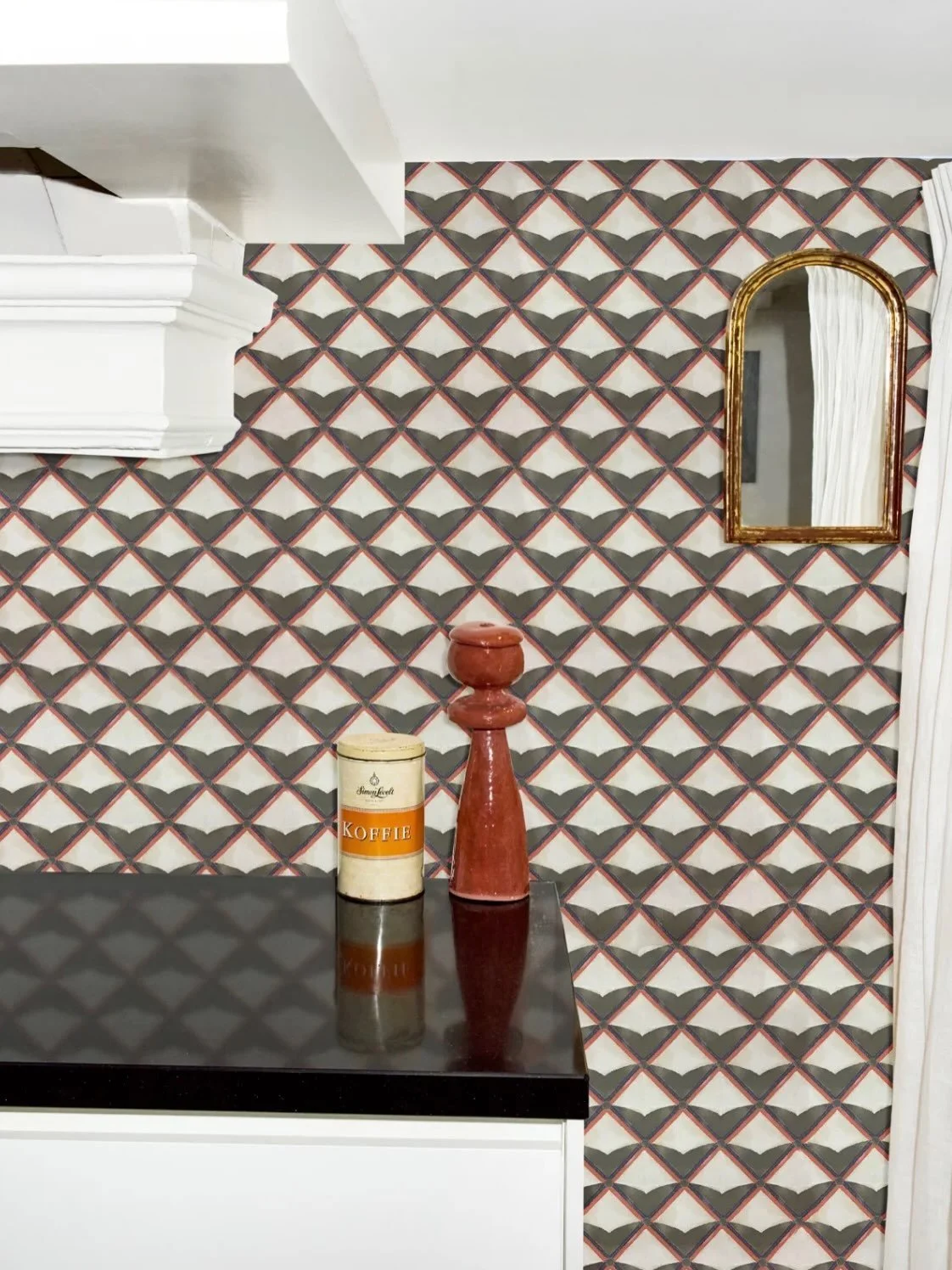 In the measured rhythm of historic Dutch craftsmanship, Verster by @franquemont.london reimagines the trellis motif as both structure and ornament

Available as a wallpaper and fabric in four unique colorways, its balanced geometry and earthy tones r
