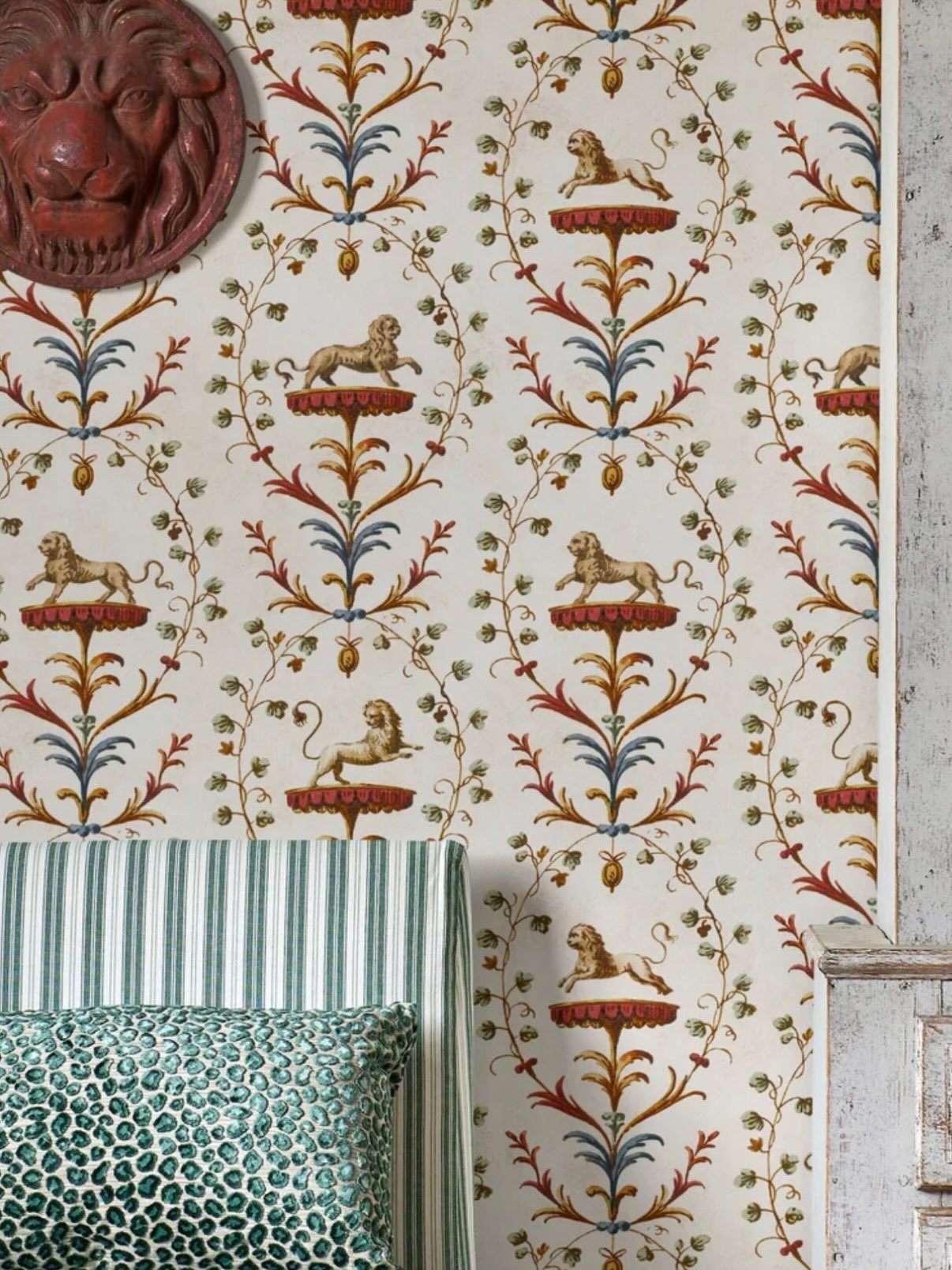 Leoni by @zardi_and_zardi is where timeless interiors meet a little untamed beauty

Prancing and posing lions stand proud amongst heraldic motifs and filigree, reminiscent of medieval coats of arms. This playful design is derived from the neo-classic