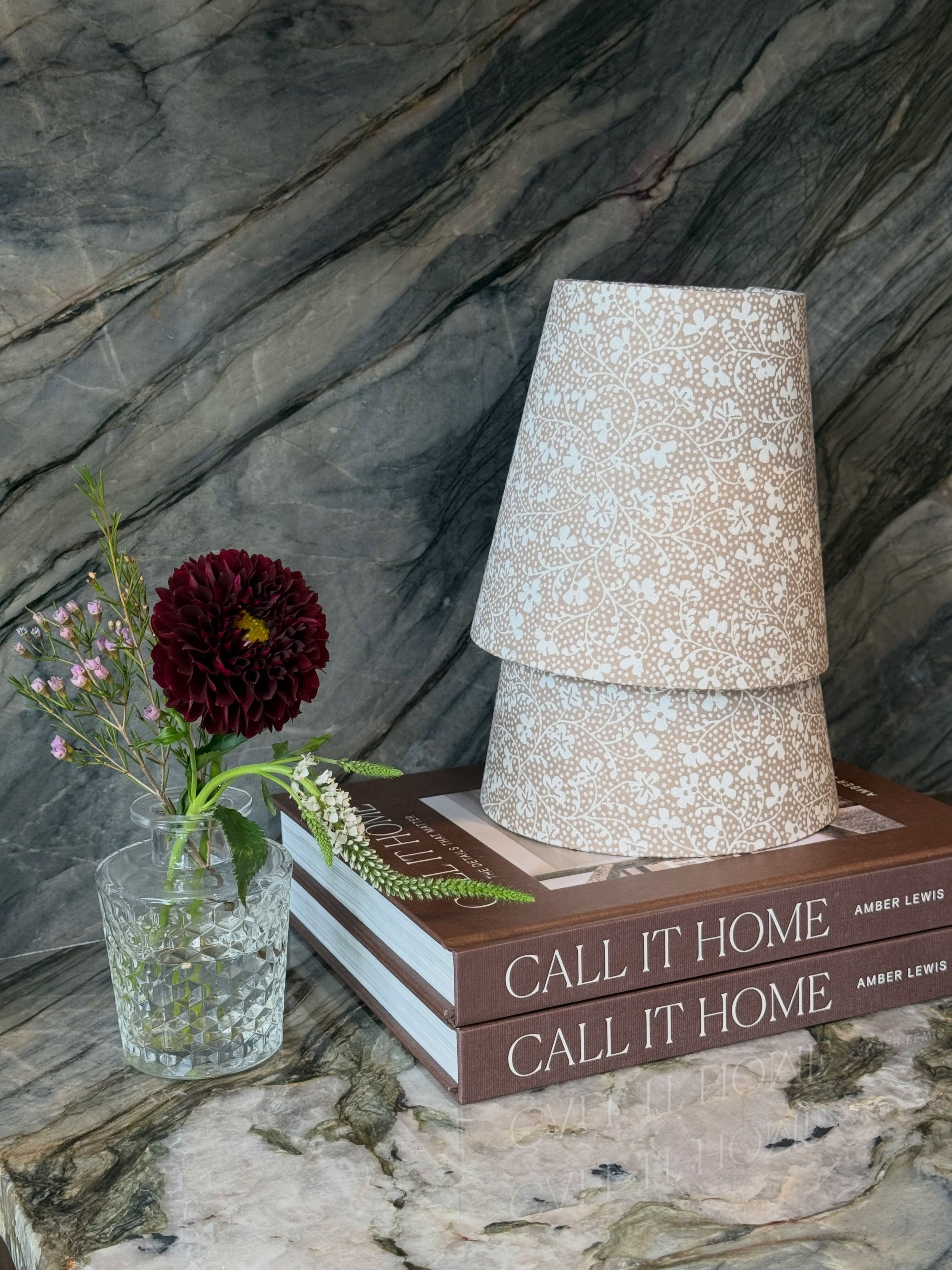 There&rsquo;s something rather lovely about the glow of a lamp in a fall evening💡

Wrapped in wallpaper, they&rsquo;re especially cute 🤎

Parsley in September 6&rdquo; lampshade by @upton.noble 

Also available in a wallpaper in four lovely colors,