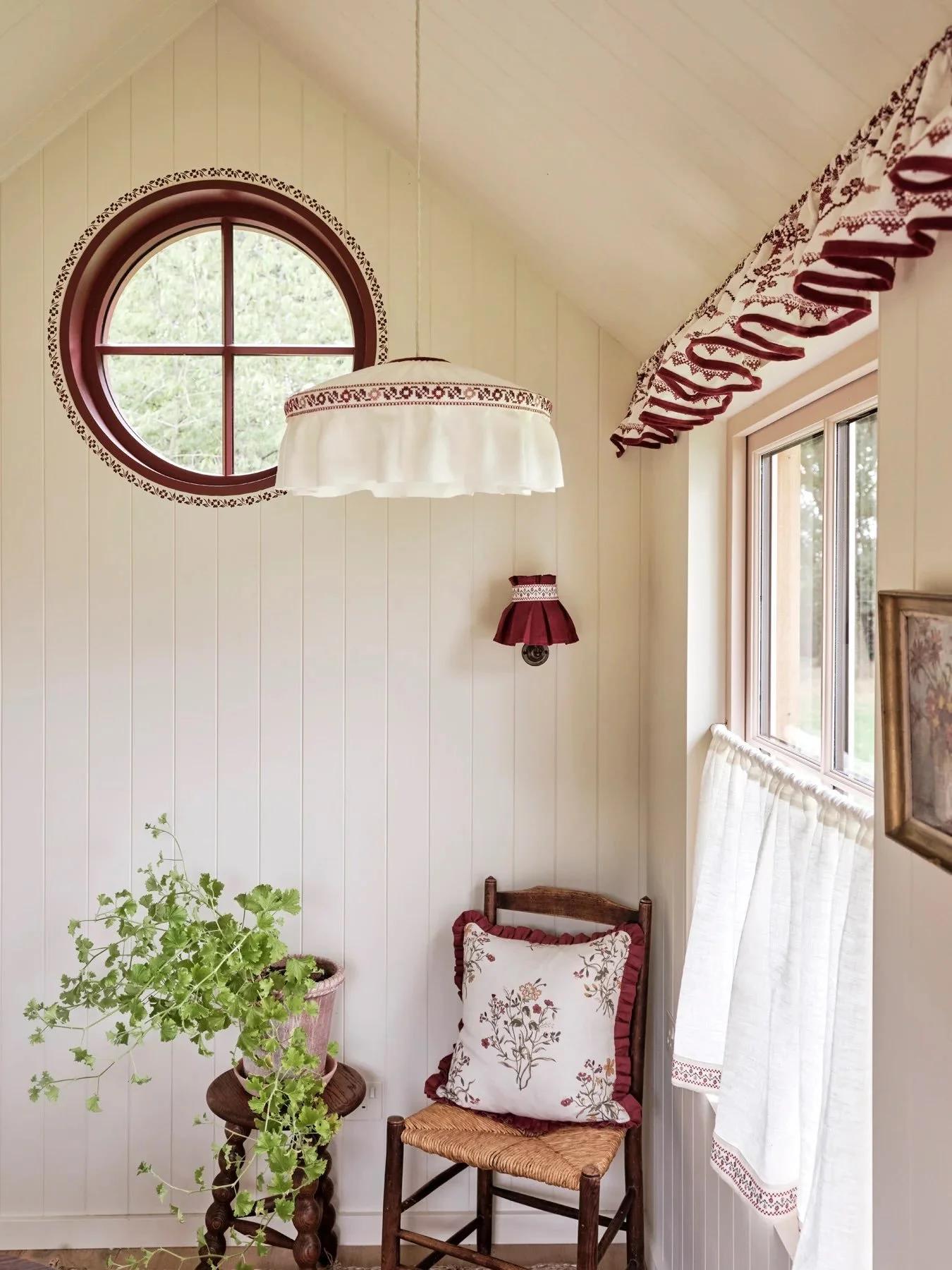 Beautiful fabrics deserve beautiful finishes. From cushions and window treatment embellishments to complementing a lampshade, passementerie is the finishing touch where craftsmanship meets detail.

@volga_linen x @tessnewallstudio present &lsquo;Nata