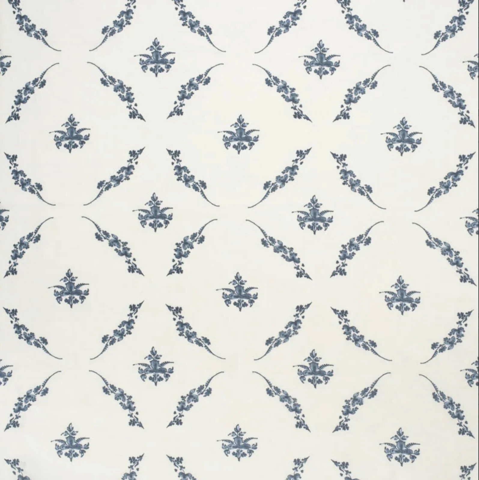 Trifolium Wreath Linen | Midnight On Ivory