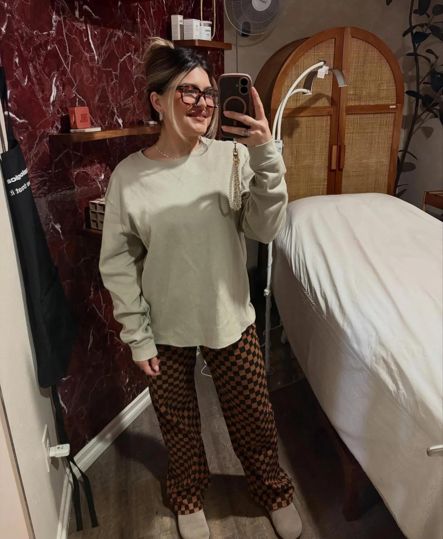 Just a girl who left corporate America to live her best pink collar life💅🏼

Now I hang with the girlies for a living and honestly, Best. Decision. Ever.

Thinking about making the switch to waxing? I&rsquo;m your girl. The benefits are endless! Gir