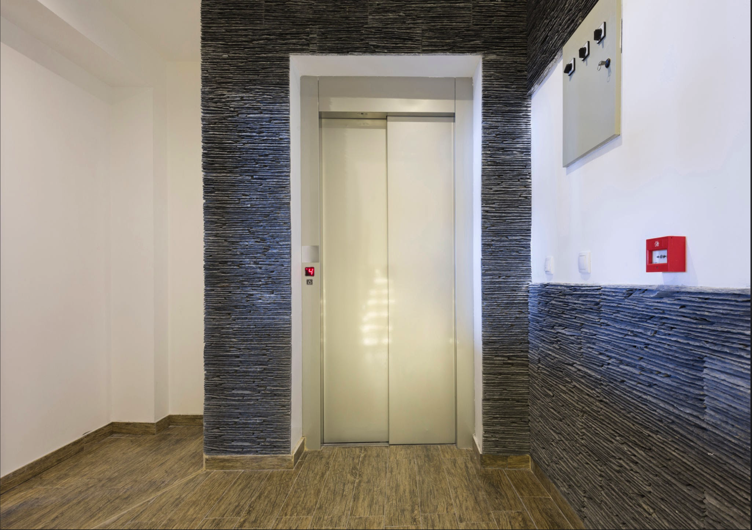 Ascensori in Condominio 2026: Maggioranze, Ripartizione Spese e Regole per l'Installazione