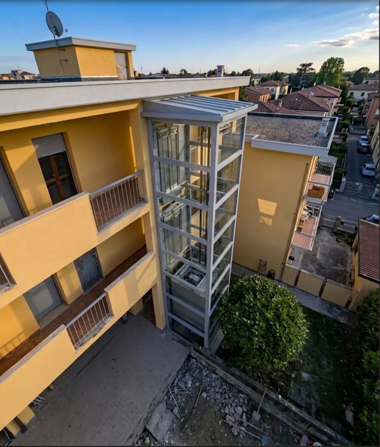 Elevatore domestico esterno installato su un condominio a Rho, Milano