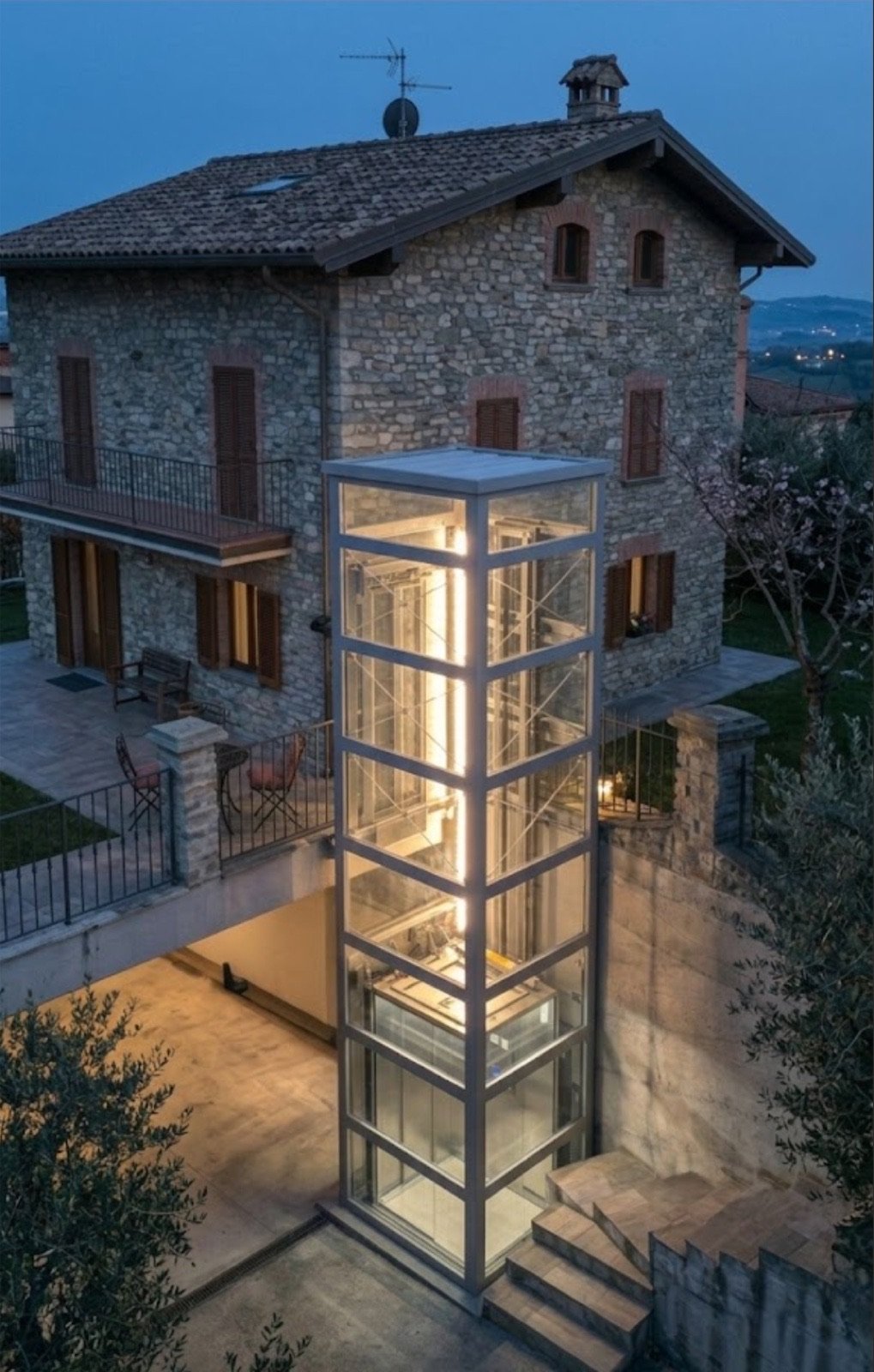 Elevatore domestico esterno panoramico installato da M.I.A Lift a Piacenza, vista notturna