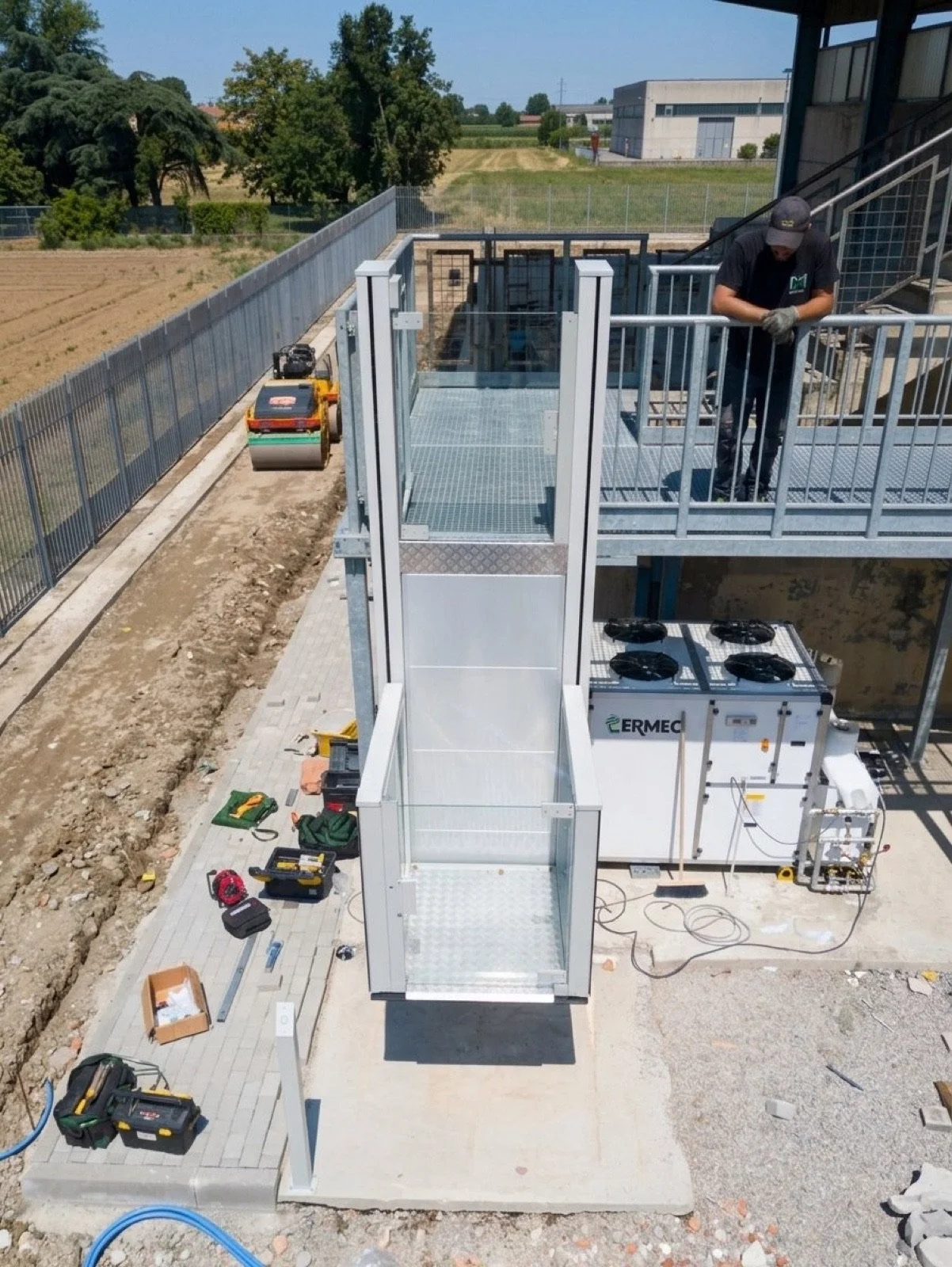 Tecnico M.I.A Lift installa una piattaforma elevatrice a Modena