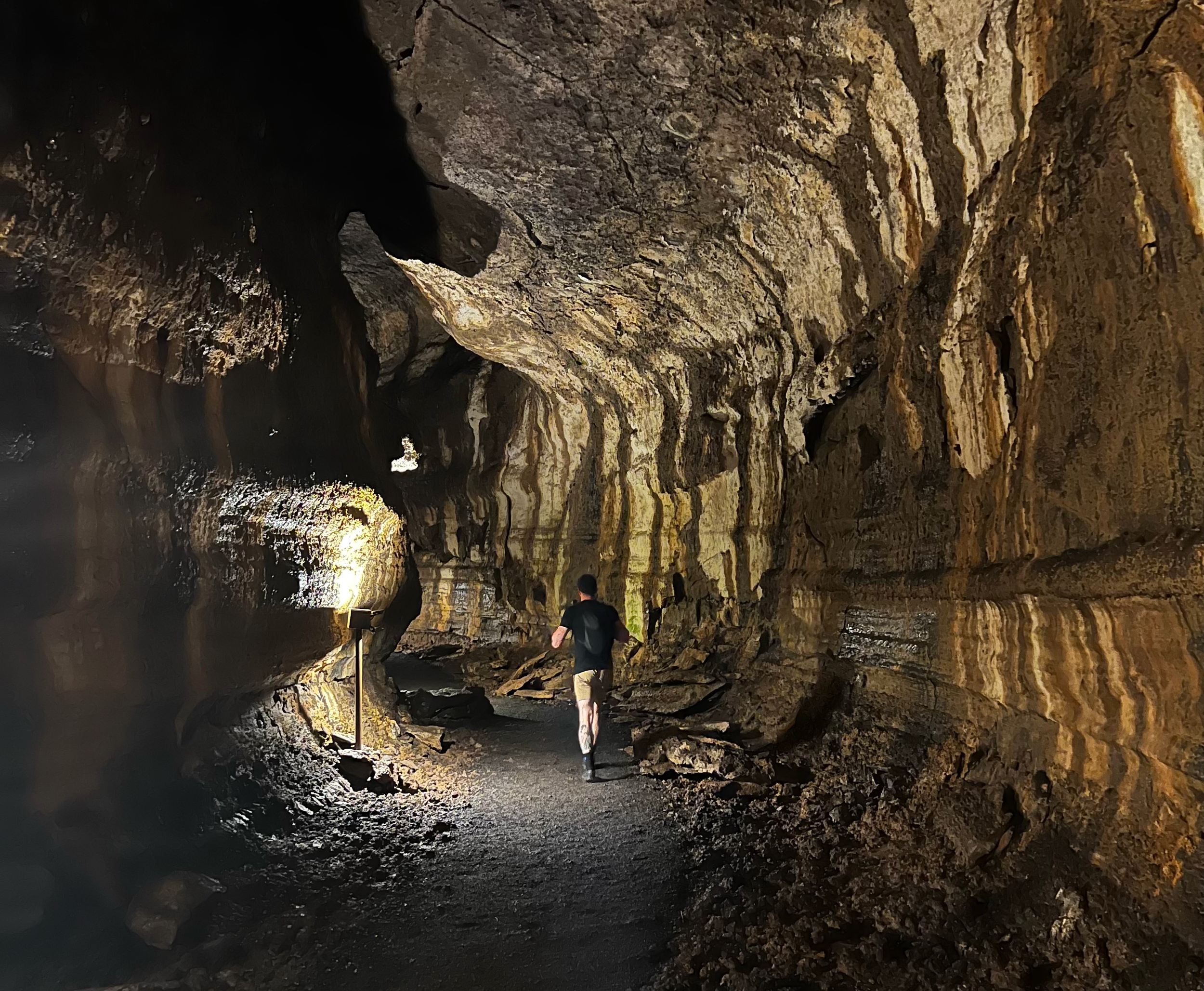 galapagos-lava-tunnel.webp