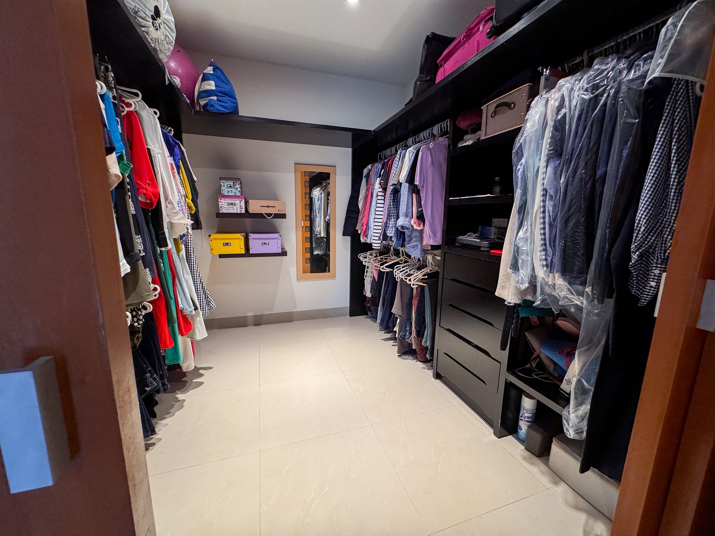 walki in closeet.jpg