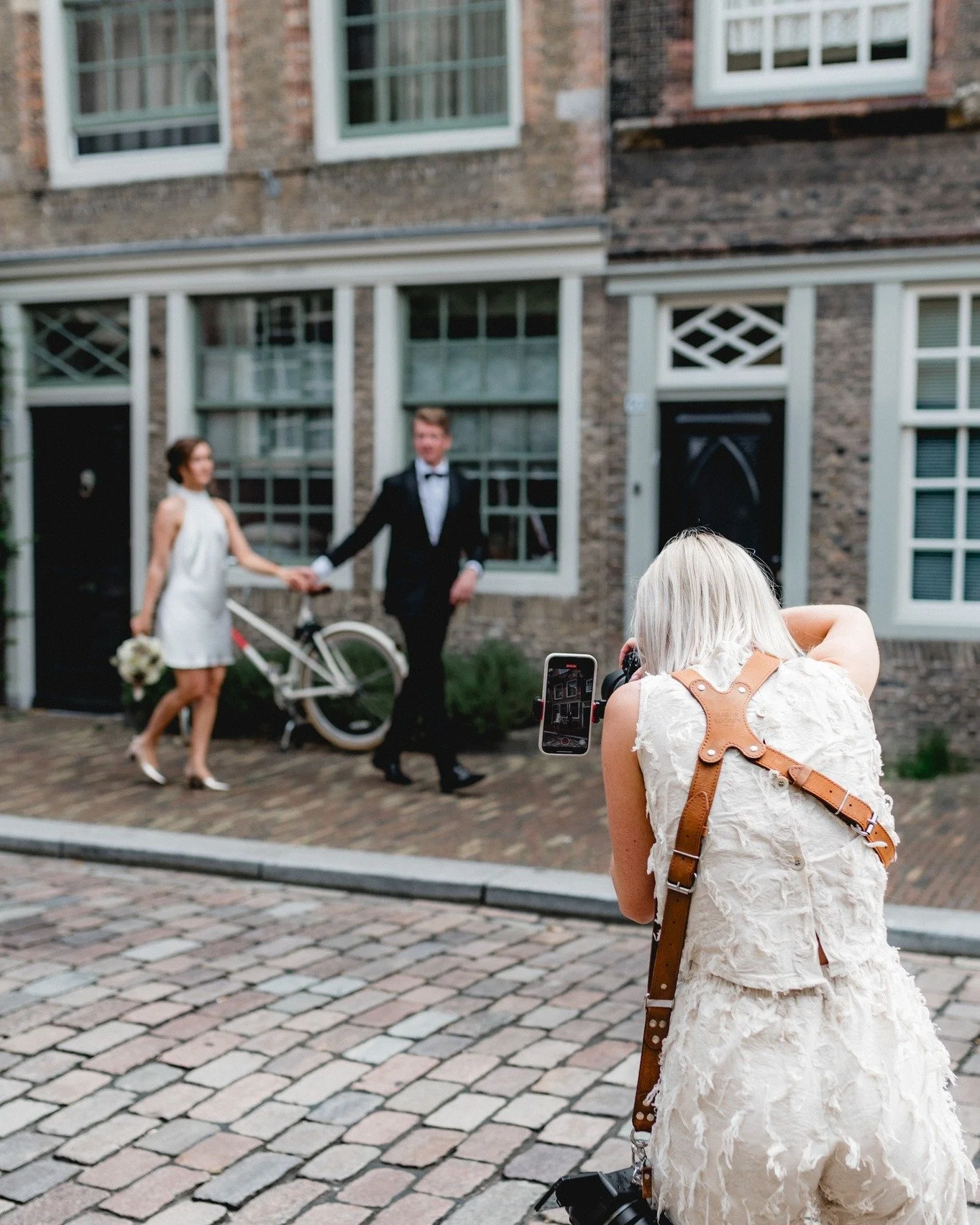 Voordat je ook echt daadwerkelijk staat te fotografen op een bruiloft gaan daar natuurlijk eerst nog wat belangrijke stappen aan vooraf!

Je stuurt je brochure op en als het stel akkoord is met je prijzen, dan volgt er een kennismakingsgesprek! 💻📝
