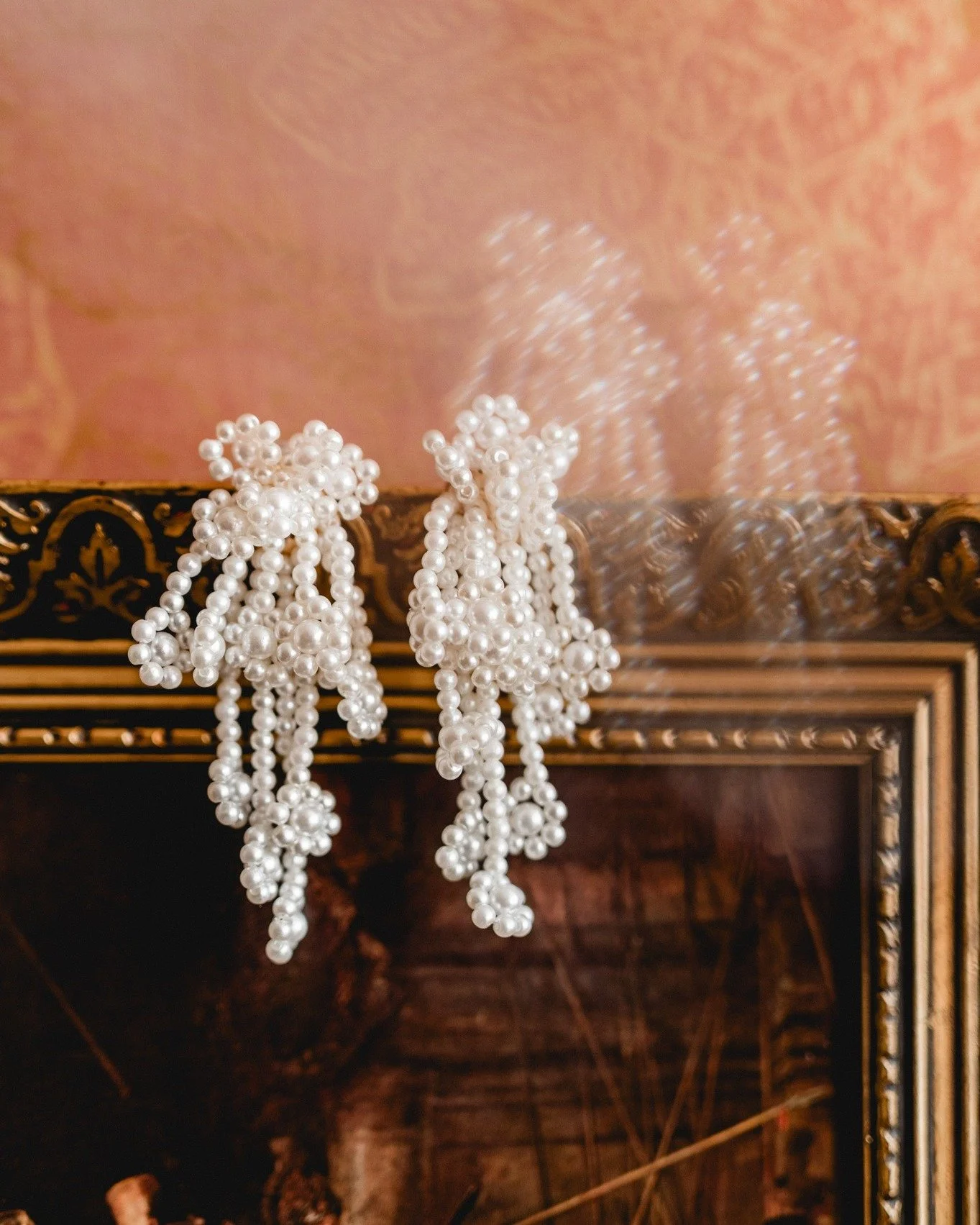 Naast het bouwen aan een sprekend portfolio vind ik het minstens zo belangrijk dat een styled shoot ruimte biedt om te experimenteren. 

Speel met prisma&rsquo;s, flitsen, beweging&hellip; Probeer dingen uit die je normaal misschien niet zo snel zou 