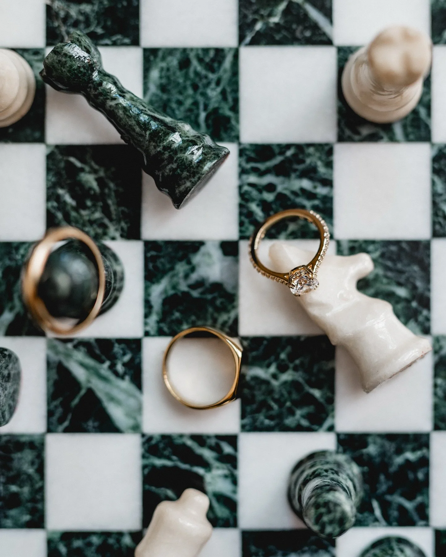 Het succes van een goede trouwreportage is voor mij diversiteit! Locatie, portretten, sfeer, gasten, koppel foto&rsquo;s en natuurlijk DETAILS! Elk detail vertelt een verhaal/gevoel en dat is precies wat je met een trouwreportage wilt bereiken ❤️&zwj