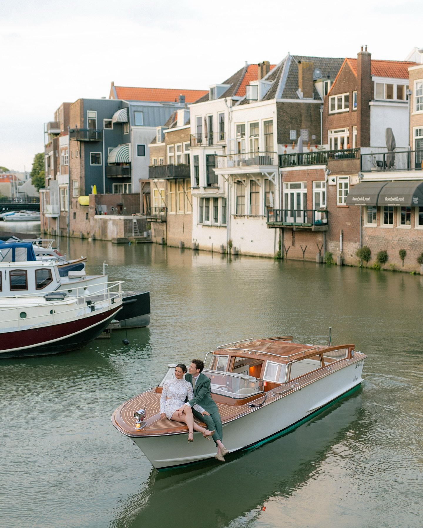 Jaaa de nieuwe styled shoot staat online!

Na het succes van vorig jaar, fotograferen we ook deze zomer op een prachtige boot van @si_barone_ door het sfeervolle Dordrecht 🚤

Maar ook @royal_rooms_voorstraat125 is het decor in de styled shoot, want 