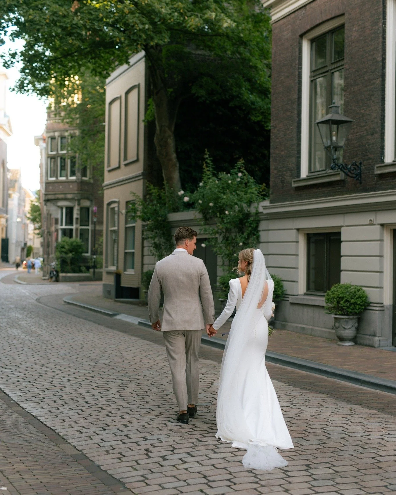 Ik ben achter de schermen bezig met nieuwe idee&euml;n en misschien wel een nieuw e-book 👀 Maar voordat ik verder ga, ben ik super benieuwd naar JOU.

📸 Welke onderwerpen mis jij online als het gaat om (trouw) fotografie, zzp'er zijn/fotografie bed