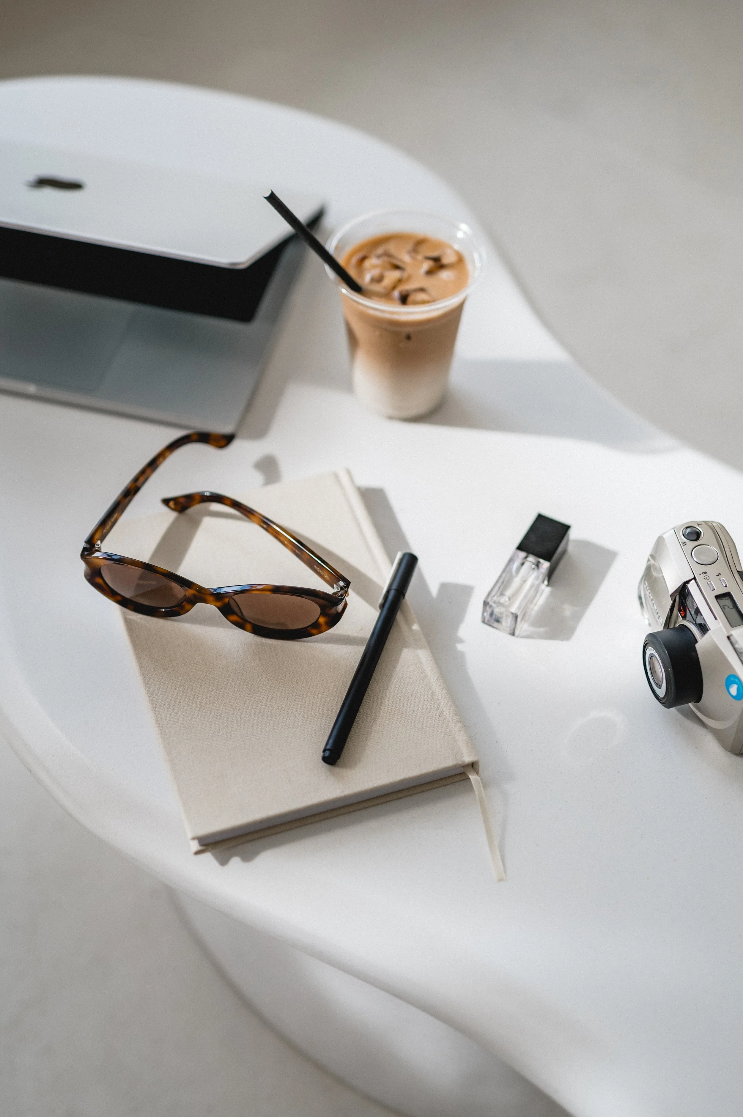 behind the scene tijdens een fotoshoot. Laptop en ijskoffie