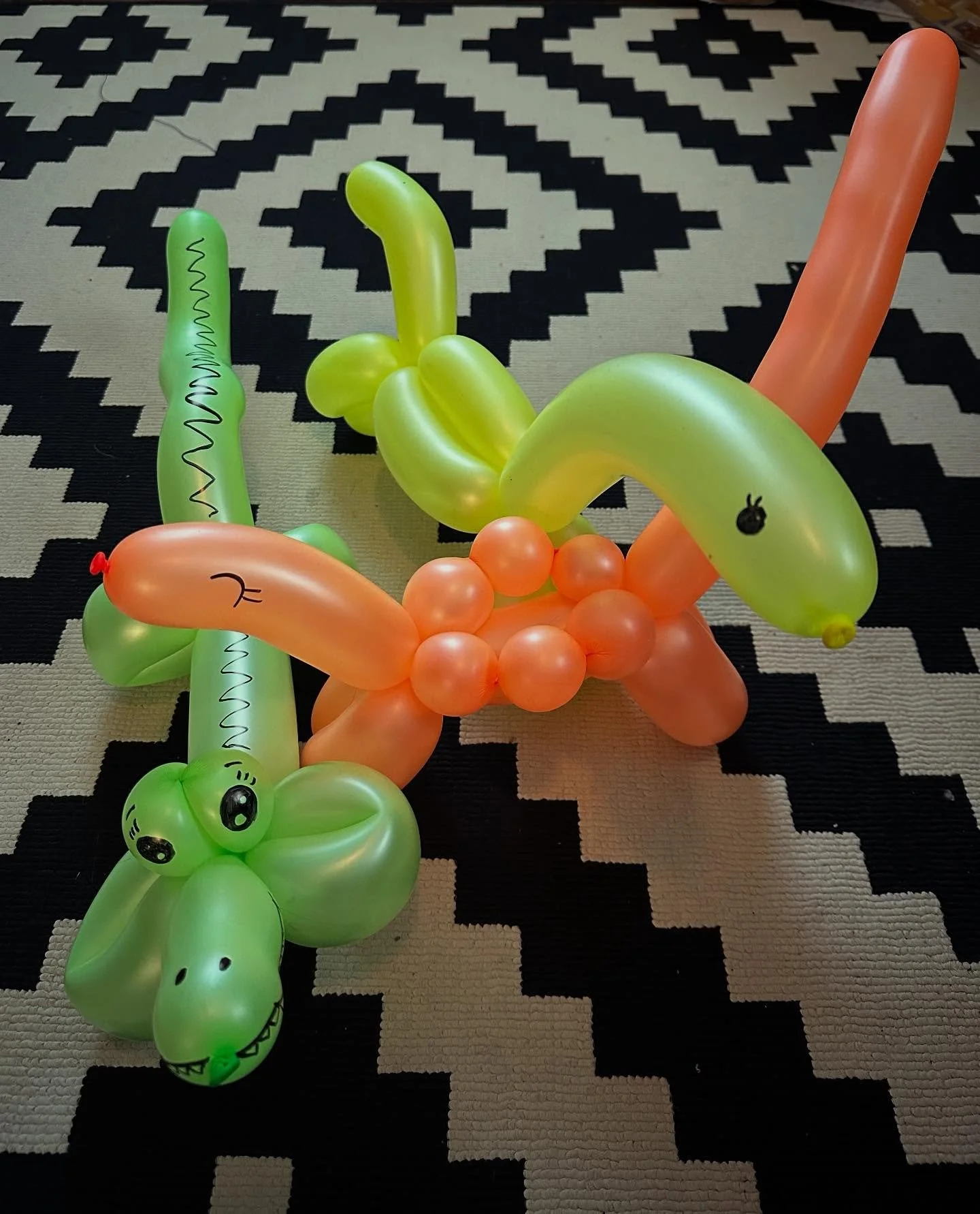 Practicing with some neons 🦕 

#balloontwisting