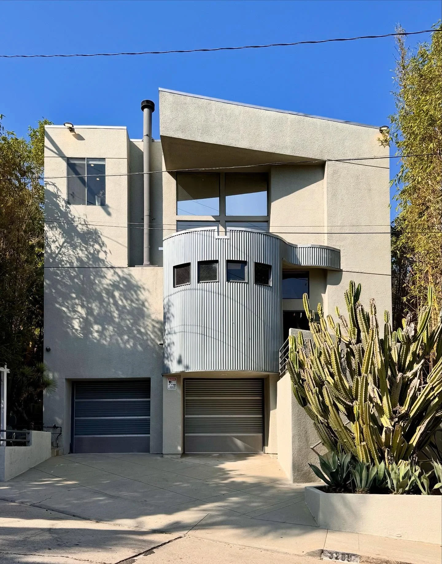 Industrial-inspired home in the heart of Silver Lake with DTLA views + an industrial kitchen? Yes chef! 🧑&zwj;🍳

DM me if you&rsquo;d like a private tour! 👀

3209 Windsor Ave 2 bd | 3 ba | 2,546 Sq Ft $1,899,000

Listed by our buddy @dansmyrealtor