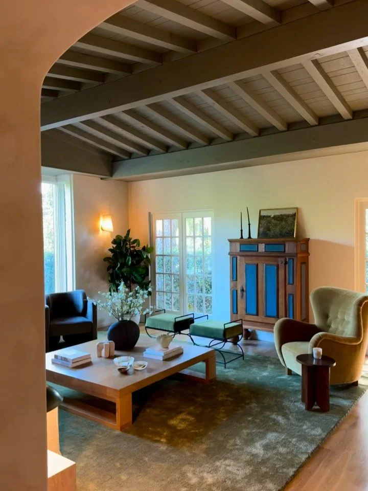 Historic charm meets modern artistry in Pasadena 🦜

✔️ Reimagined by @tatumkendrickdesign &mdash; this Mediterranean blends historic details with modern updates

✔️ I ❤️ limewashed-plaster walls, oak millwork, and custom banquette seating in the kit