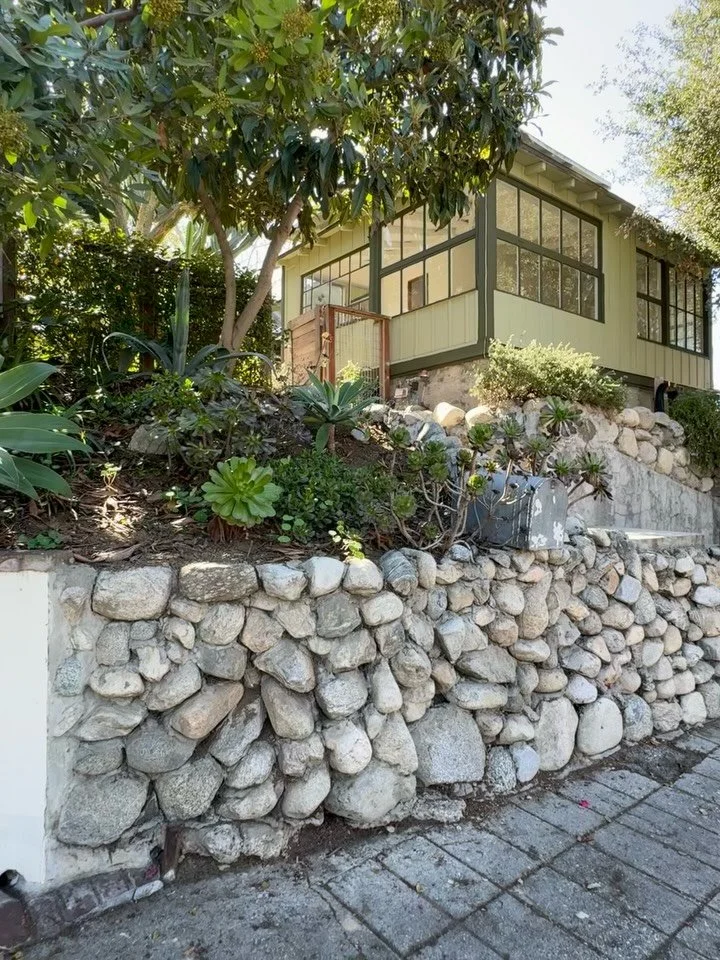 A storybook hillside retreat above Echo Park 🌿

✔️ I don&rsquo;t think I&rsquo;ve ever been up to this tucked-away perch at the top of Echo Park &mdash; just a handful of charming cabins are nestled into the hillside here

✔️ I ❤️ the bright, airy l