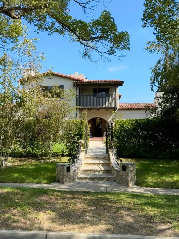 A Legendary Hollywood Haven on North Maple Drive - available for the first time in 55 years ✨

✔️ A storied 1929 Spanish once home to Hollywood legends Elizabeth Taylor, Debbie Reynolds, Eddie Fisher + a young Carrie Fisher (check out slide 19 - from