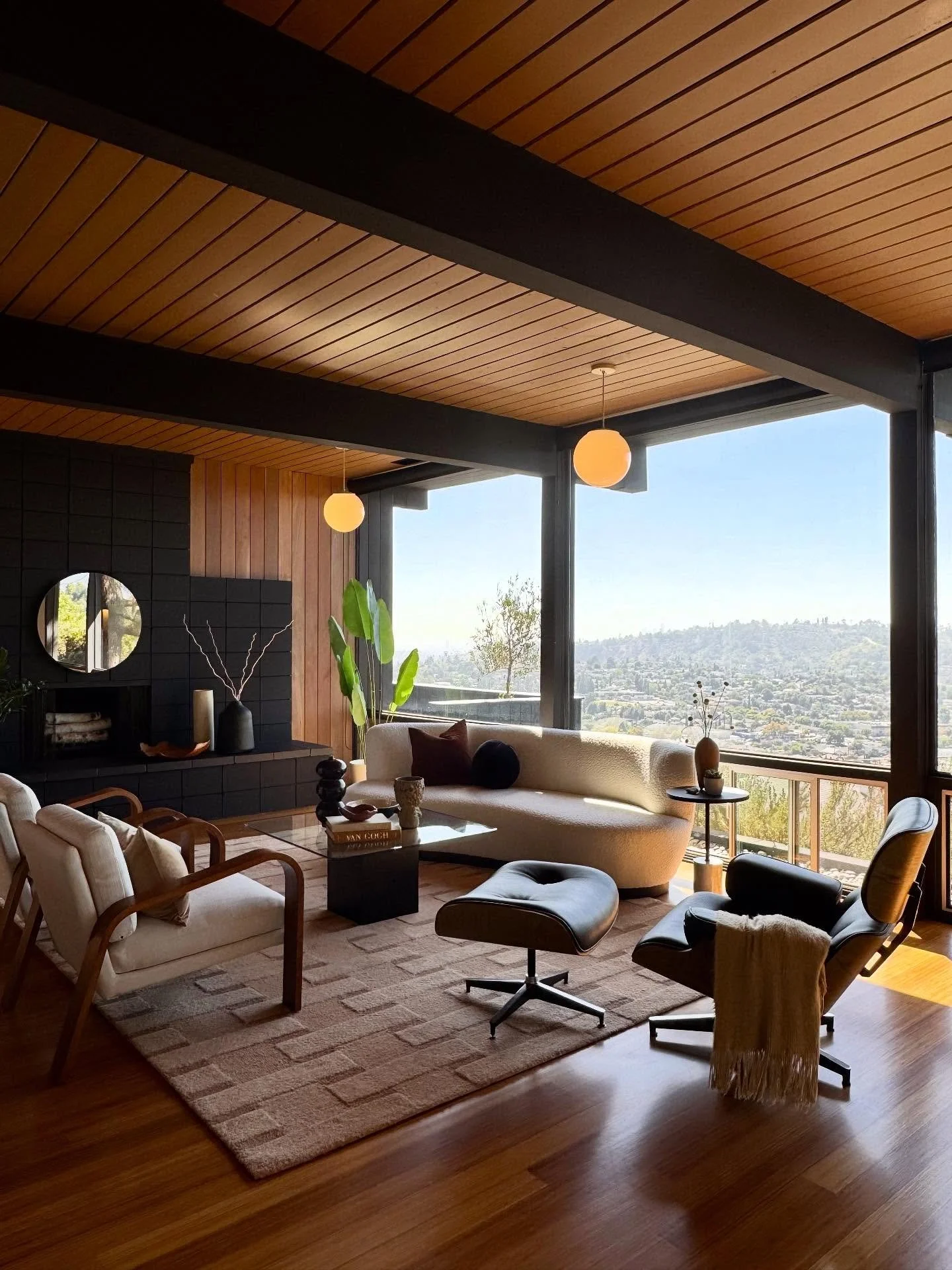 ✨ A Neutra-inspired hillside retreat above Highland Park circa 1959

✔️ I ❤️ the floor-to-ceiling windows, exposed beams and iconic globe light fixtures

✔️ Located at the end of a private cul-de-sac driveway the home is light-filled with easy flow t