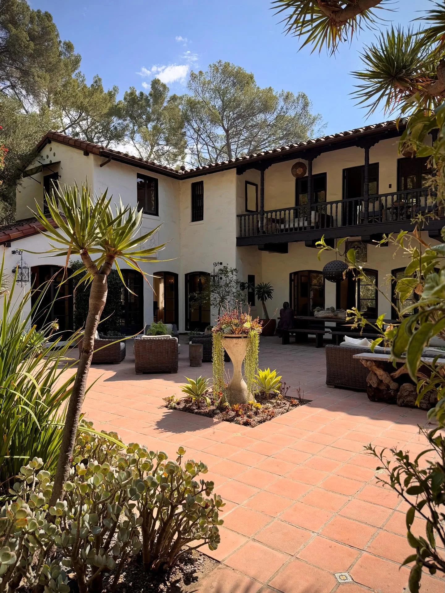 💘 An Old Hollywood love story in the hills of Los Feliz&nbsp;

✔️ Perched above the treetops &mdash; a 1922 Spanish estate with star-studded provenance + refined updates by @communedesign

✔️ I ❤️ the beamed and hand-painted ceilings, French doors, 