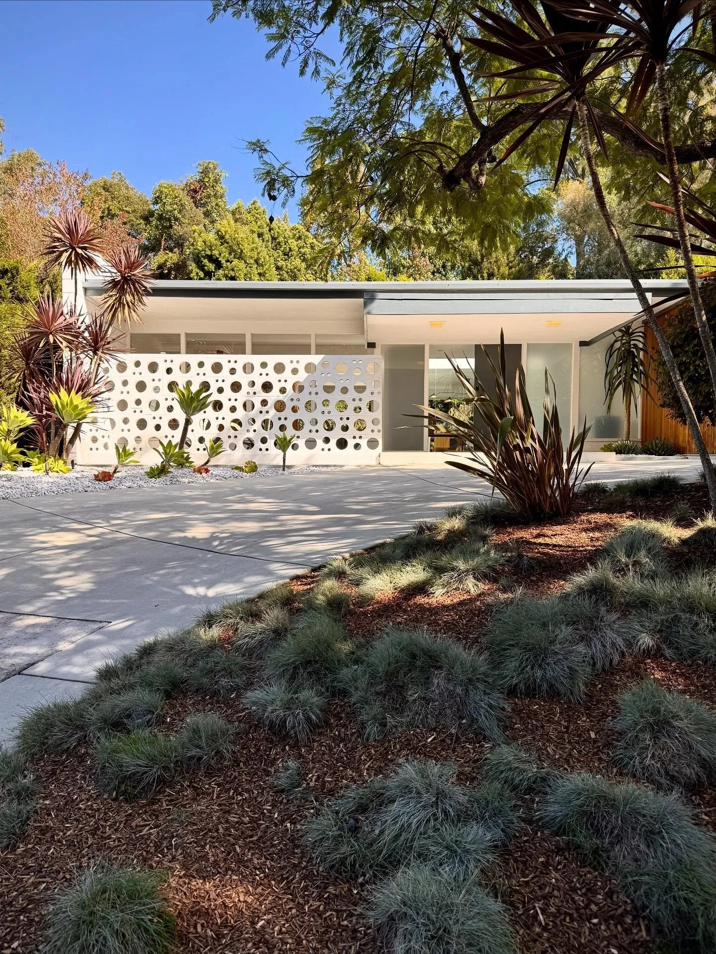 🍃 A luminous Fickett retreat in Nichols Canyon

✔️ Designed by acclaimed architect Edward H. Fickett, F.A.I.A., this 1959 mid-century masterpiece embodies California modernism at its best

✔️ I ❤️ the central glass atrium with tranquil water feature