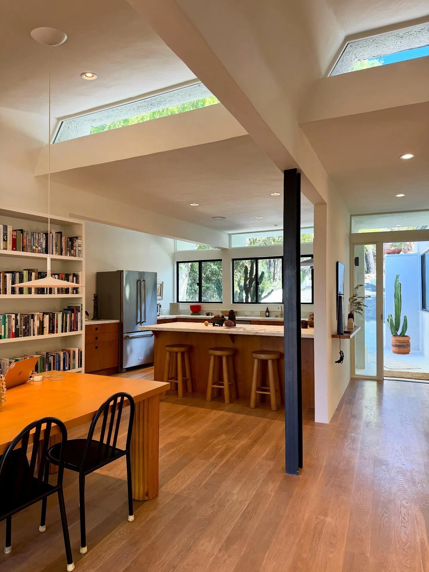 ☀️ A mid-century retreat bathed in canyon light

✔️ I ❤️ this incredible Mid-Century Modern compound set on over half an acre in Altadena&rsquo;s upper foothills - originally built for noted sculptor David Green

1️⃣ Main residence designed by Randal