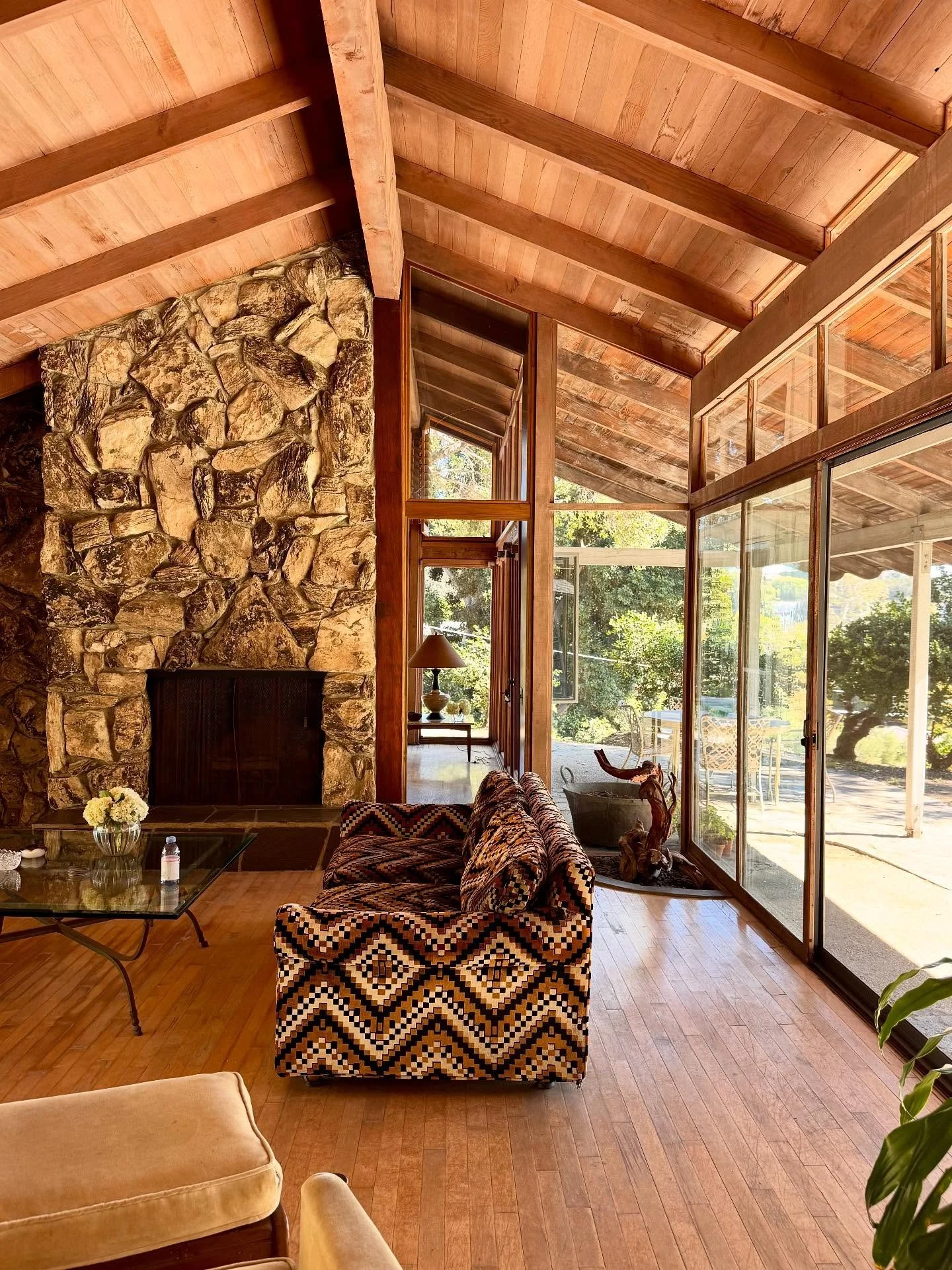 🐎 A rare mid-century equestrian hideaway - first time on the market since the 1960’s
✔️ Designed by Paul Sterling Hoag, draftsman to Richard Neutra - this once-in-a-generation equestrian estate is sited on nearly 2 private acres
✔️ I ❤️ the