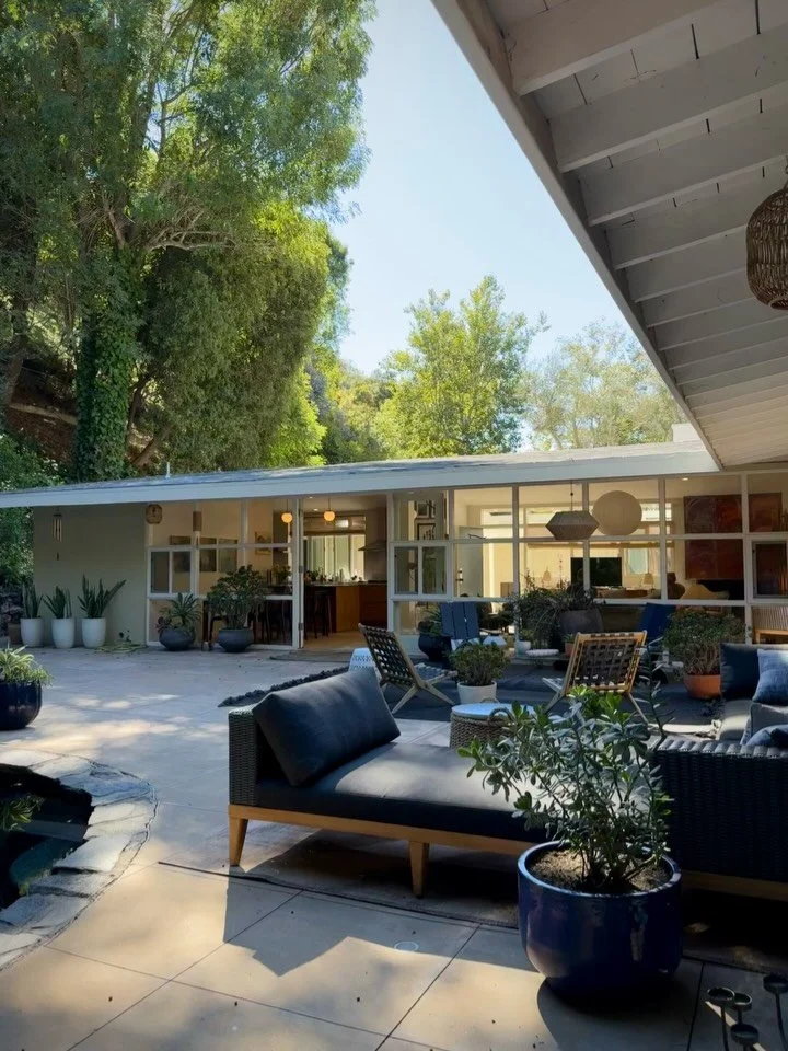 Designed by Allen Siple, circa 1955 &mdash; effortless mid-century living in Upper Mandeville Canyon 🌿

✔️ This calming mid-century embodies the best of california modernism &mdash; clean lines, walls of glass, and seamless indoor-outdoor flow 💘

✔