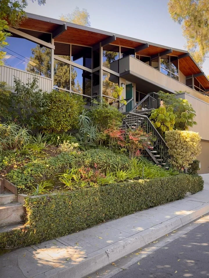 🛶 A Lakeside Mid-Century Retreat in Pasadena

✔️ Set behind gates in one of Pasadena&rsquo;s most exclusive lakeside enclaves &mdash; a 1970s post-and-beam Mid-Century retreat with timeless architecture + rare access to a private lake

✔️ I ❤️ the v
