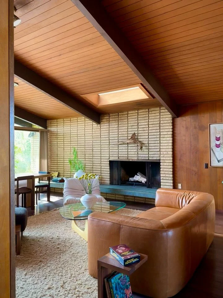 🥃 Warm woods wrap this Culver City Mid-Century circa 1961

✔️ I ❤️ the vaulted ceilings, dramatic two-story picture window with panoramic views and original built-in desks in the bedrooms

✔️ The sun dappled kitchen overlooks the saltwater pool and 