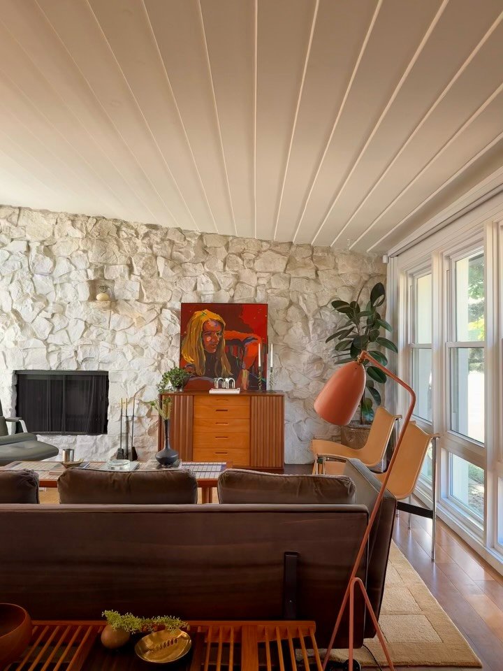 🌴 A 1947 Desert Modern tucked behind sculpted greenery in Faircrest Heights

✔️ Designed by Romeo Aristides Rodriquez with clean lines, rich wood, and walls of glass framed by sculpted gardens

✔️ I ❤️ the paneled ceilings, subtle cove lighting, and