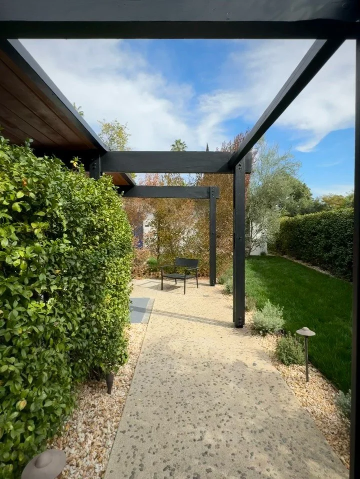 🌿A Modernist Hideaway in the Hollywood Hills &mdash;  The Schustack Residence, circa 1957

✔️ Howard Lane&rsquo;s mid-century vision shines here &mdash; simple lines, post-and-beam warmth, and a modernist calm you feel the moment you step inside

✔️