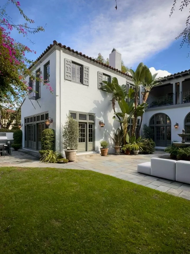 🌿 A Gated Mediterranean Villa in Prime Hancock Park &mdash; Weston &amp; Weston, AIA (circa 1925)

✔️ Sited on an expansive, park-like lot and cocooned in towering hedges, this gated Mediterranean villa feels worlds away

✔️ I ❤️ the dramatic foyer,