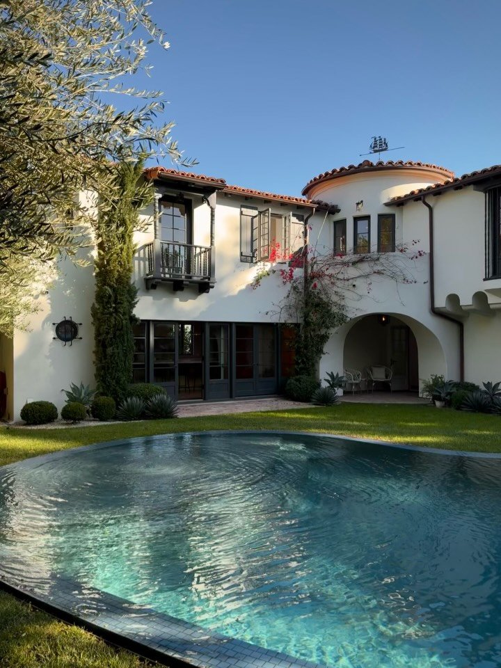 🌅 Casa Vista &mdash; A 1928 Spanish Colonial Revived in the Los Feliz Hills

✔️ I ❤️ the dramatic beamed living room with arched windows framing DTLA

✔️ Perched on a quiet cul-de-sac this gated compound blends Old Hollywood romance with sophisticat
