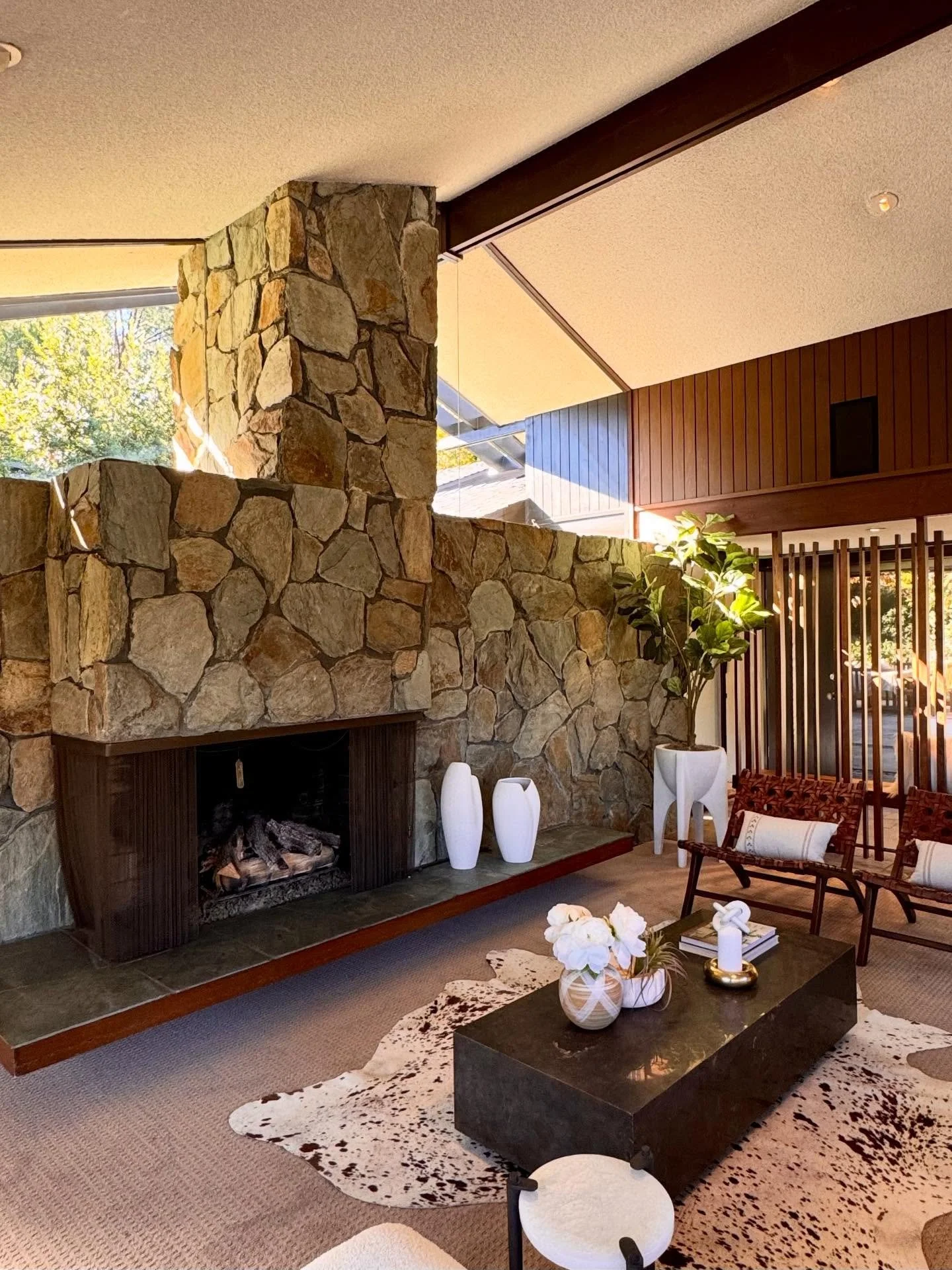 🍂 A 1962 Mid-Century Retreat in Pasadena&rsquo;s Linda Vista &mdash; designed by Alfred H. Noble

✔️ I ❤️ the slate floors, walls of glass, stone fireplace and wood paneled built-ins 

✔️ Tucked on a quiet cul-de-sac in Pegfair Estates, this private