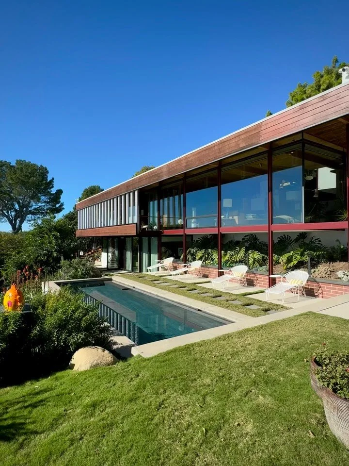 💫 A luminous Craig Ellwood retreat in Crestwood Hills

✔️ This 1953 steel hillside home was designed by Case Study architect Craig Ellwood

✔️ I ❤️ the open steel frame, terrazzo floors, and walls of glass that create a floating effect with ocean + 