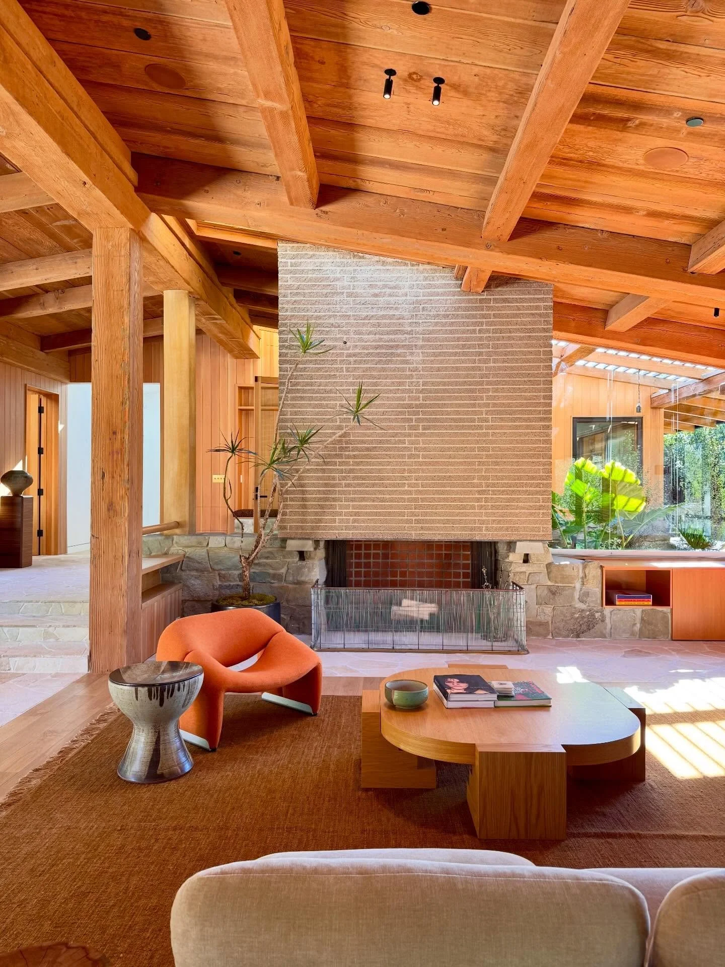 ✨ A classic California Mid-Century, reimagined and set deep within nature

✔️ Originally designed in the 1950s by Allen Siple the home has been meticulously restored and reimagined over the past 3.5 years

✔️ I ❤️ the jaw-dropping great room with soa