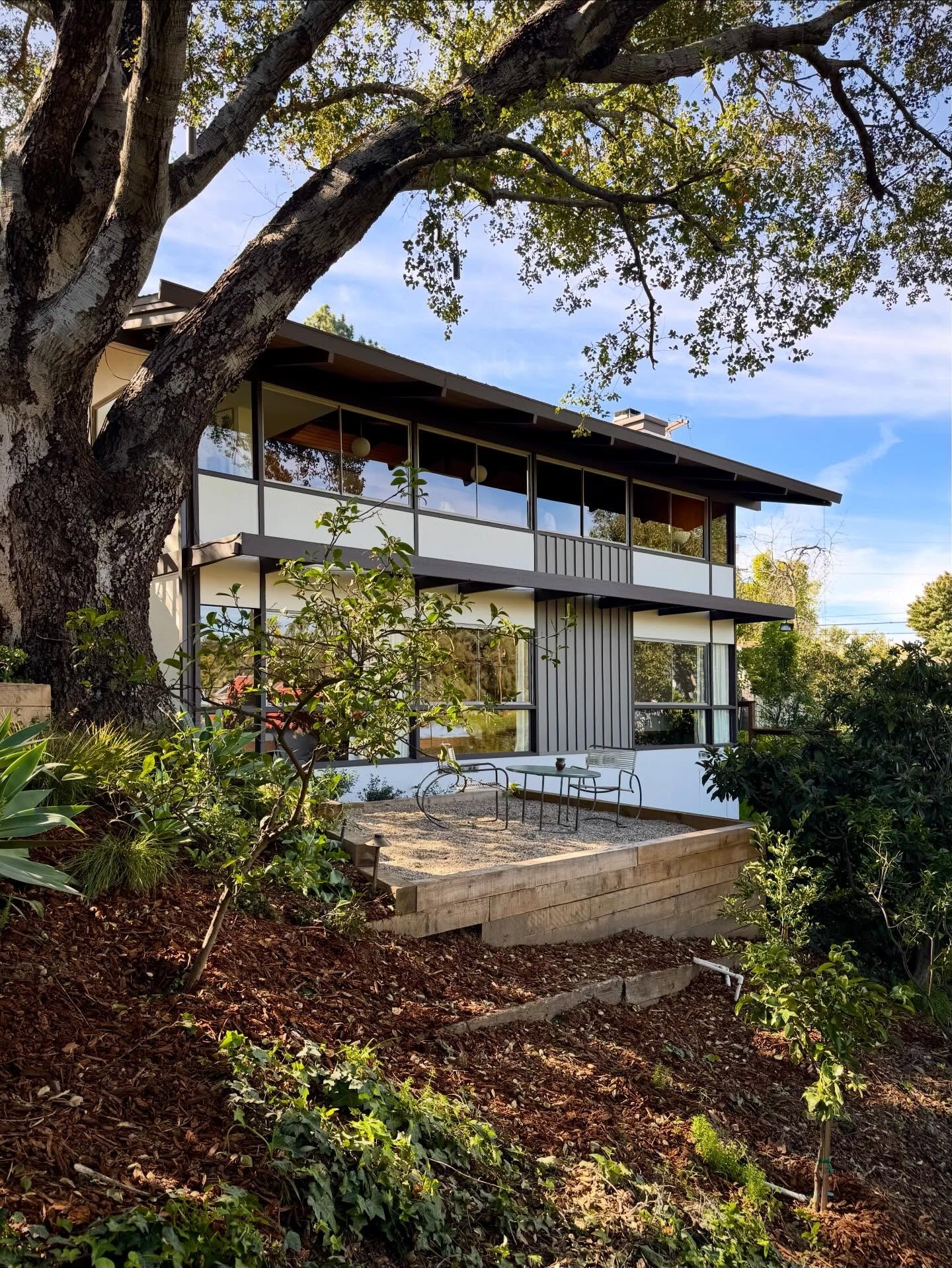 🎏 A beautifully preserved 1961 Mid-Century tucked into the trees of Mount Washington

✔️ Designed by architect Sam Kiyotoki, AIA, this post-and-beam home reflects classic California modernism with structural clarity, honest materials, and a deep con